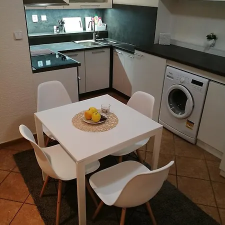 Haas Stojanova With Parking Apartman