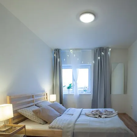 Haas Stojanova With Parking アパート