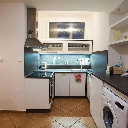 Haas Stojanova With Parking アパート *