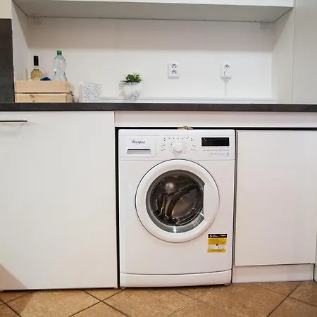 Haas Stojanova With Parking アパート