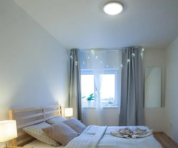 Haas Stojanova With Parking Lägenhet